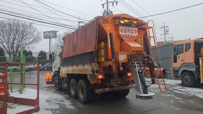 용인특례시가 지난겨울 블랙아이스에 대비해 제설제를 사전 살포하고 있다