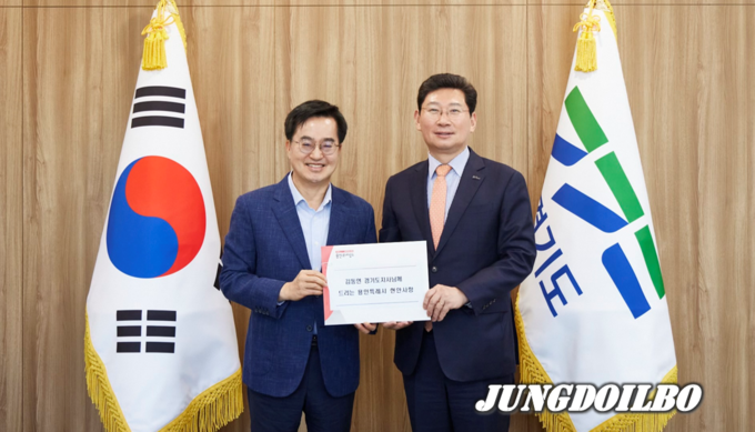 이상일 용인특례시장이 12일 김동연 경기도지사를 만나 시의 현안을 해결하기 위한 지원을 요청하고 관련 자료를 전달했다.