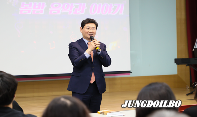 이상일 용인특례시장이 지난 12일 기흥도서관에서 열린 북콘서트에서 인사말을 하고 있다.