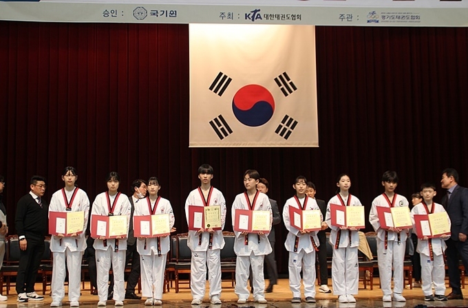 (왼쪽부터)허나빈· 전유림· 정채연· 신예준 ·박승수· 이아림 ·이루다· 김병찬· 정은호 선수.. 