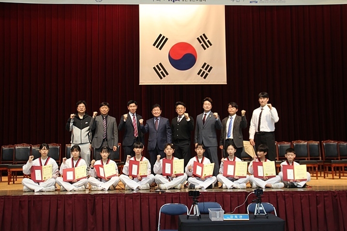 제53회 전국소년체육대회에 참가하는 9명의 화성시 선수단과 화성시태권도협회 임원들이 기념사진을 찍고 있다.