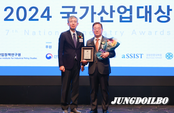 용인특례시가 18일 산업정책연구원 주최 2024 국가산업대상에서 산업 브랜드 부분 반도체산업 선도도시로 선정됐다. 시상식에는 이상일 용인특례시장을 대신해 황준기 제2부시장이 참석했다.