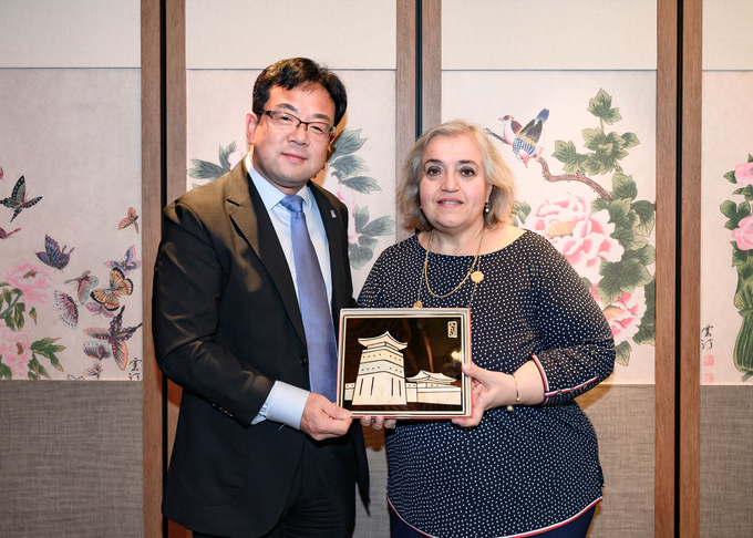 김현수 제1부시장이 알렉산드라 파파도풀루 그리스 외교부 차관에게 기념품을 전달하고 있다.