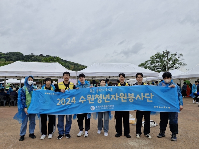 수원청년자원봉사단 봉사자들이 지난 20일 지구의 날 기념 ‘우리가 지구다’ 행사에 참가, 수원천변에서 줍깅 자원봉사를 펼쳤다.