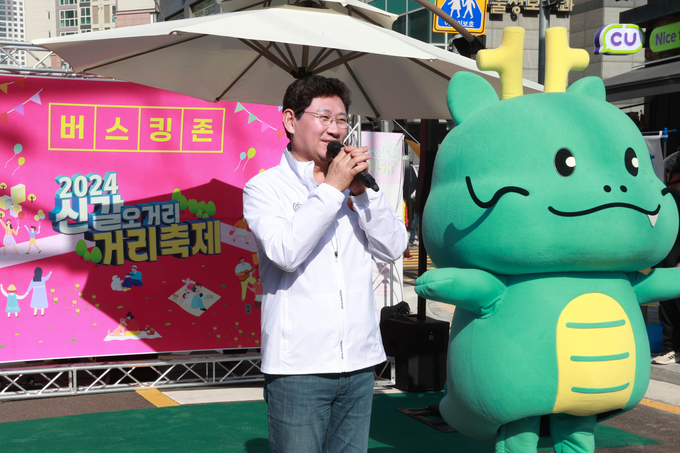  이상일 용인특례시장이 27일 신갈오거리 거리축제에서 인사말을 하고 있다