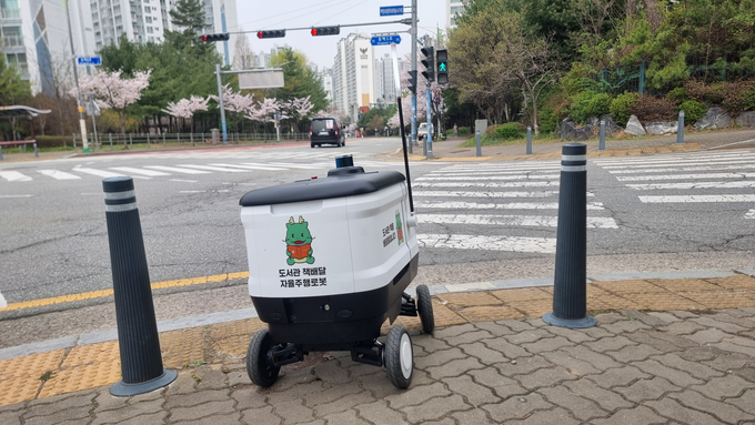 용인특례시가 선보인 자율주행로봇을 활용한 책 배달 서비스