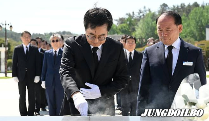 김동연 경기도지사가 3일 오전 광주 북구 운정동 국립5·18민주묘지에서 분향하고 있다.
