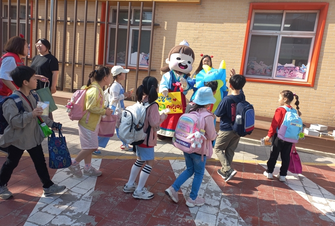 캐릭터와 함께하는 즐거운 등교맞이, 어린이들을 응원& 격려하는 학부모회