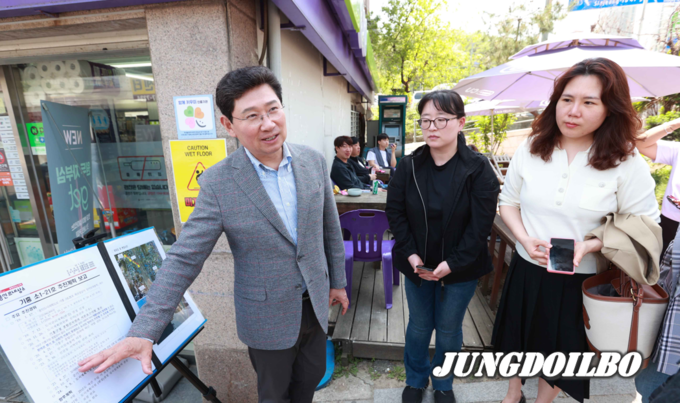  이상일 용인특례시장이 3일 ‘기흥 우방아이유쉘’·신갈초 사이 통학로 현장 방문해 점검하고 있다