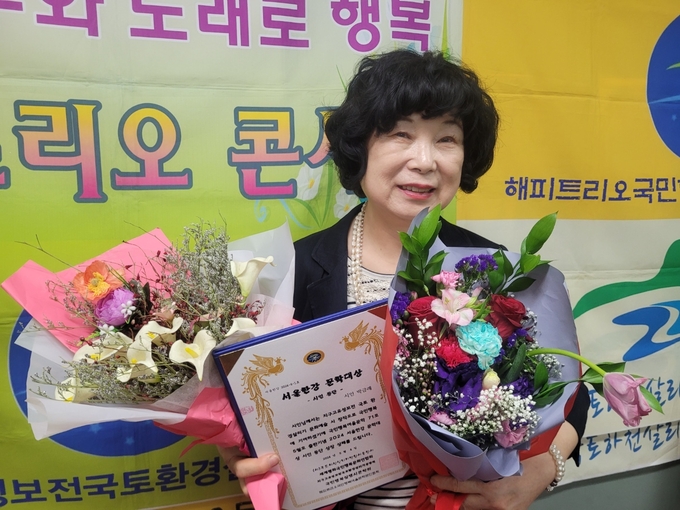 서울한강 문학상 시 부문 신인상을 수상한 박금례 수필가(금례갤러리 관장).