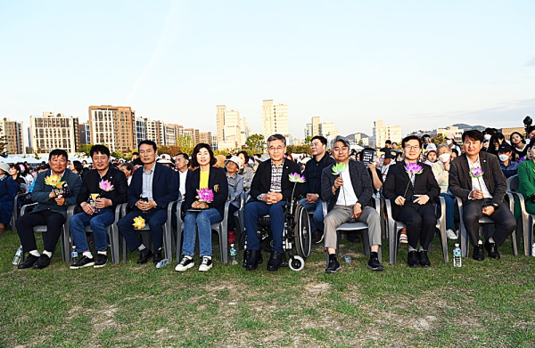 지난 4일 연등음악회에 참석한 화성시의회 의원들.