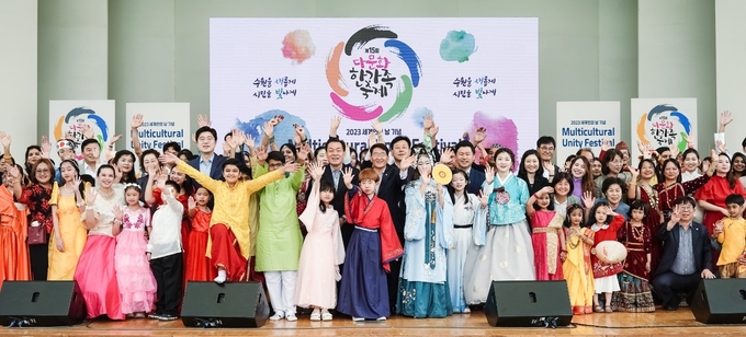 2023년 다문화 한가족축제에 참가한 외국인주민, 수원시민들 모두가 축제를 즐겼다.