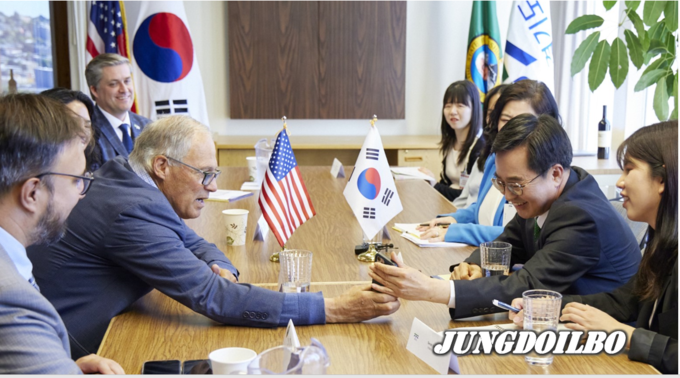 현지시각 9일 오후 김동연 경기도지사가 제이 인즐리(Jay Inslee) 워싱턴 주지사를 만나 기후위기 대응 관련 지방정부의 리더십과 역할에 대해 논의하고 있다. = 자료사진 경기도 