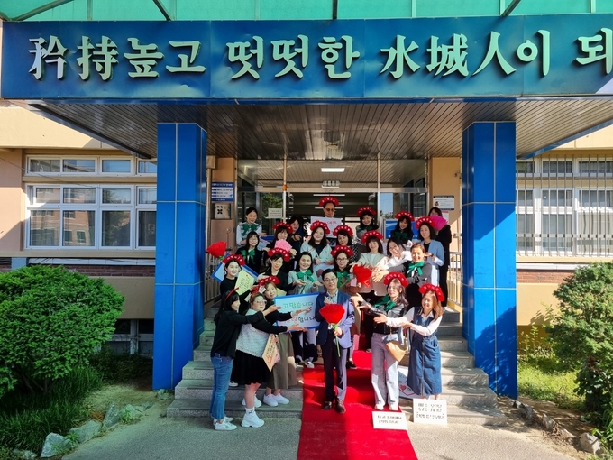 16일 수성고 박해오 교장과 학부모회 회원들이 학생들을 위한 응원 피케팅을 진행했다.