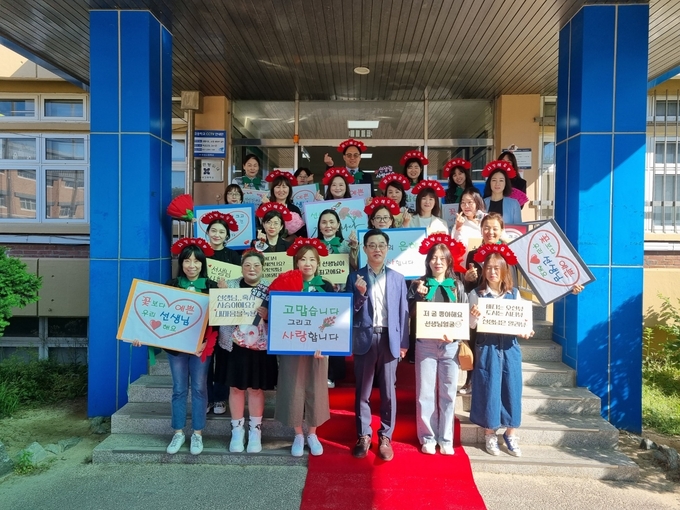 16일 수성고 박해오 교장과 학부모회 회원들이 학생들을 위한 응원 피케팅을 진행했다.