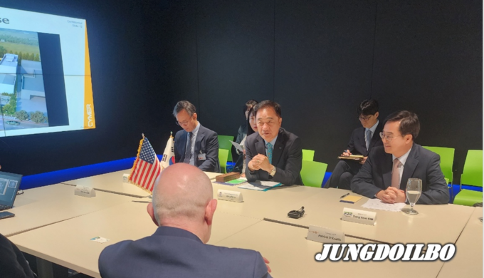 미국을 방문한 정장선 평택시장(가운데), 김동연 경기도지사(오른쪽)이 미국의 한 반도체 기업을 방문해 투자계획을 논의하고 있다. = 자료사진 평택시