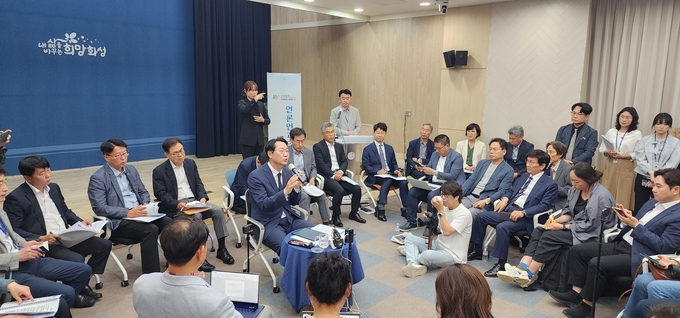 정명근 화성시장이 22일 언론인과의 소통을 통해 향후 시정 방향 등을 이야기 하고 있다.