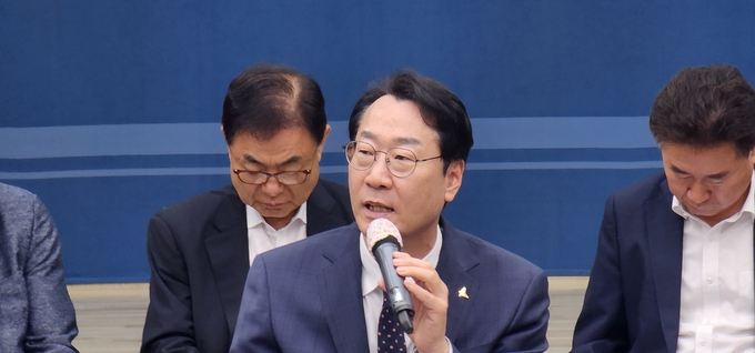정명근 화성시장이 22일 언론인과의 소통을 통해 향후 시정 방향 등을 이야기 하고 있다.