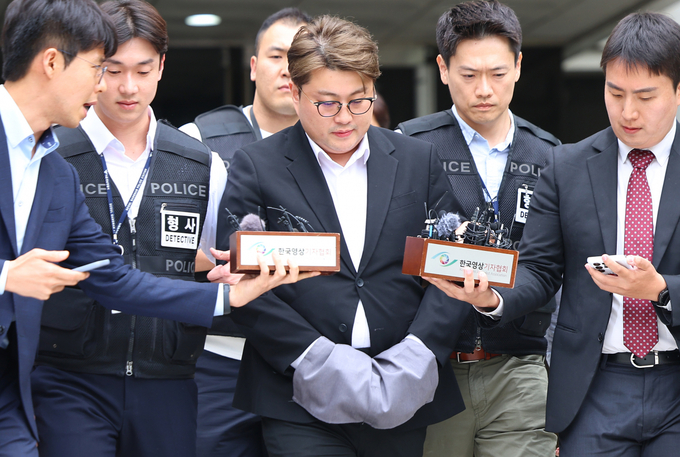 음주 뺑소니 혐의를 받는 가수 김호중이 24일 오후 구속 전 피의자 심문(영장실질심사)을 마친 뒤 포승줄에 묶인 채 서울 서초구 서울중앙지법에서 나와 호송차로 향하고 있다. = 자료사진 연합뉴스