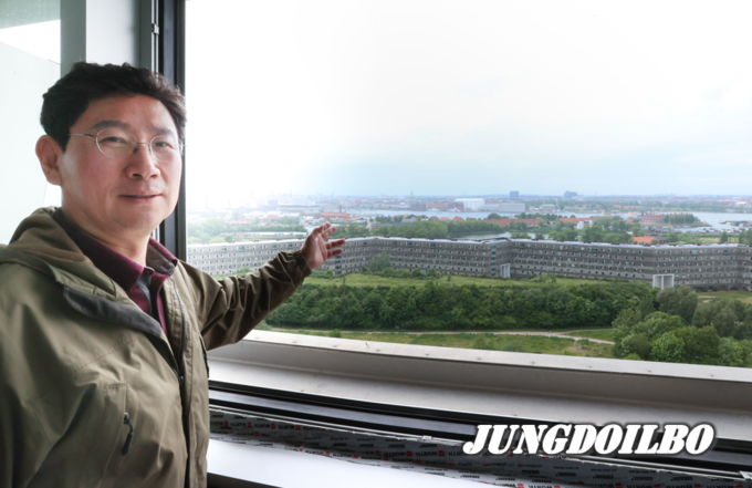 전국대도시시장협의회 이상일회장(용인특례시장)이 아마게르 바케 소각장에서 불과 200m 떨어진 곳에 458가구가 사는 대규모 주택 단지를 가르키고 있다.