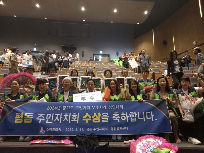수상 후 기념촬영을 하고 있다.