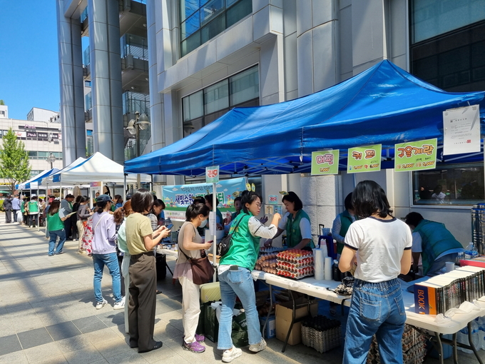 새빛수원 새마을장터가 열린 수원시청 별관 앞 광장.