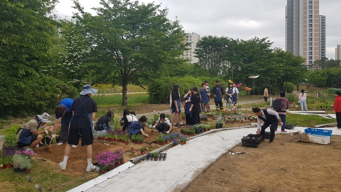 단국대학교 학생들이 정원을 조성하고 있다.
