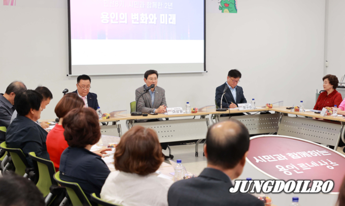  이상일 용인특례시장이 4일 기흥구 동백1동 주민 소통간담회에서 인사말을 하고 있다