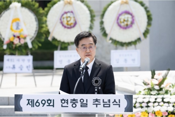 6일 오전 수원 현충탑에서 열린 제69회 현충일 추념식에서 김동연 경기도지사가 추도사를 하고 있다.