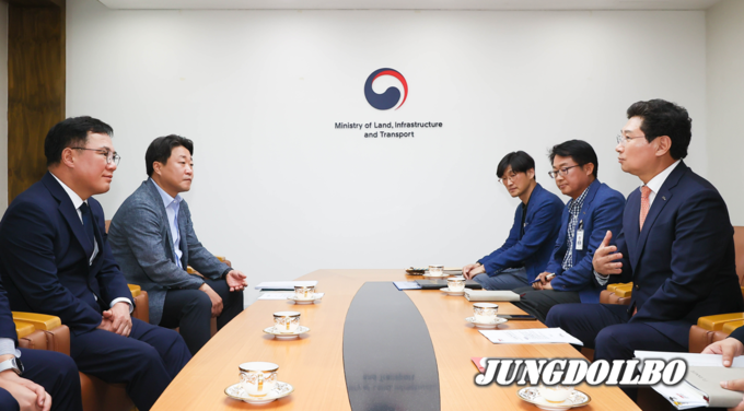 이상일 용인특례시장이(오른쪽) 지난 5일 백원국 국토교통부 제2차관(왼쪽)을 만나 교통망 확충을 위한 도움을 요청했다