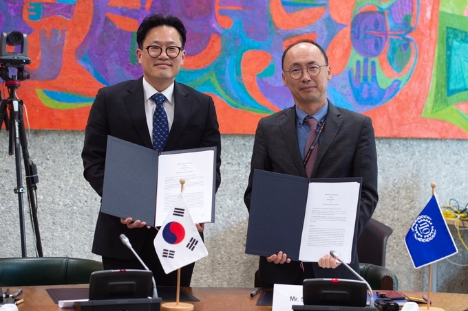 왼쪽 금철완 경기도 노동국장, 오른쪽 이상헌 ILO 고용정책국장 = 자료사진 경기도