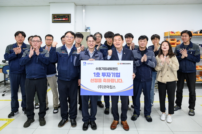  이재준 수원특례시장이 수원기업새빛펀드 1호 기업을 방문해 기념촬영을 하고 있다.