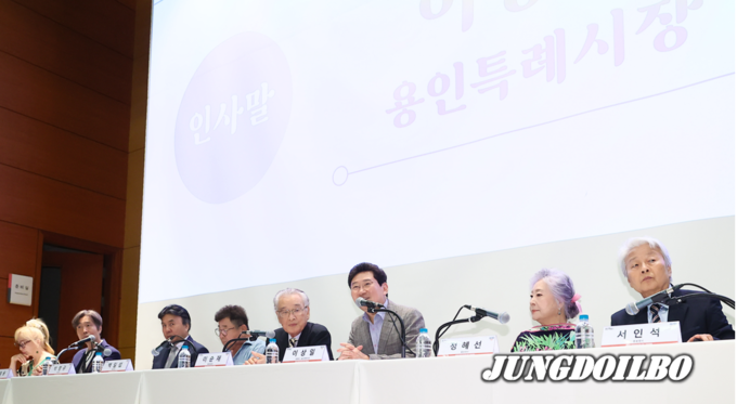  11일 용인문화예술원 국제회의실에서 열린 제42회 대한민국연극제 용인 기자간담회에 참석한 이상일 용인특례시장과 이순재 명예대회장, 홍보대사로 참여한 배우들의 모습
