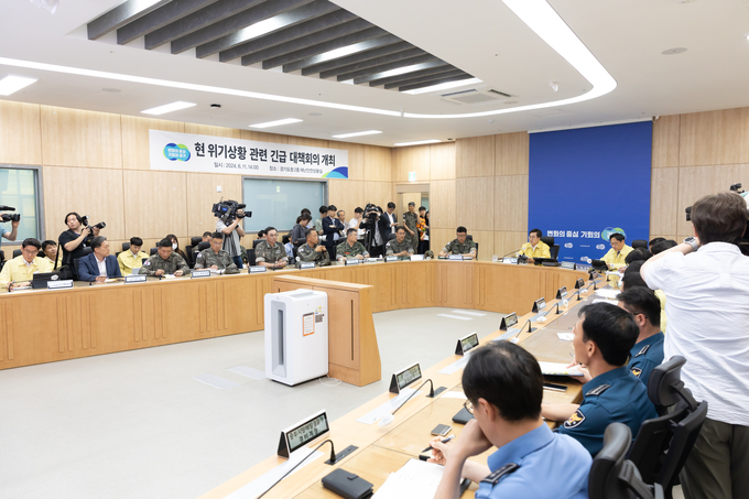 11일 오후 경기도청 재난안전상황실에서 김동연 경기도지사, 접경지역 시군 부단체장(파주, 김포, 포천, 연천) 및 군·경·소방 관계자 등이 참석한 가운데 현 위기상황 관련 긴급 대책회의가 열리고 있다.