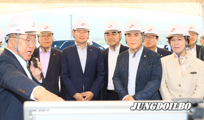 18일 용인특례시 처인구 원삼면 용인반도체클러스터 조성 현장을 확인하고 있는 이상일 용인특례시장 국민의힘 에너지·AI반도체특별위원회 소속 위원들