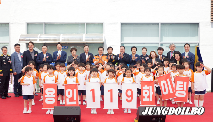 19일 오전 용인서부소방서 개서식에서 김동연 경기도지사와 국회의원, 도의원, 지역주민 등과 함께 기념식수를 하고 있다.