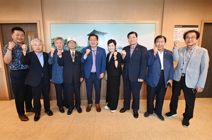 이재준 수원시장(왼쪽 5번째)이 보훈단체 대표들과 함께하고 있다.
