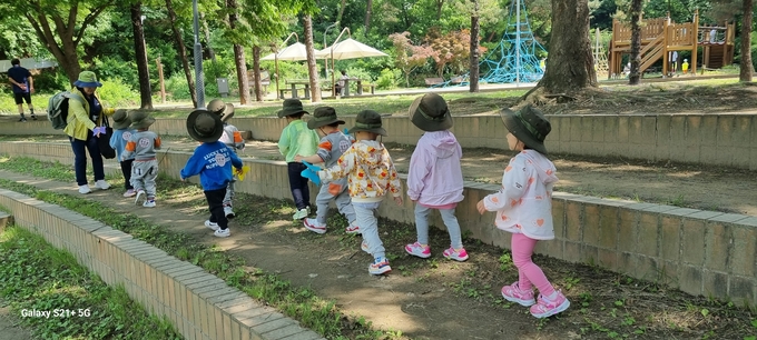 숲 체험 프로그램 체험을 위해 이동하는 어린이들