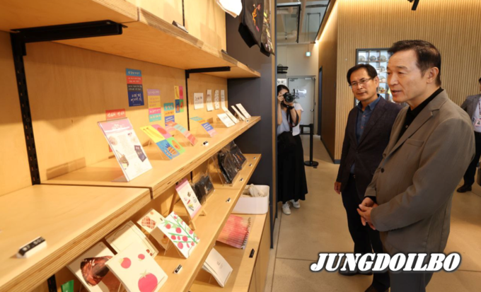 임태희 경기교육감이 21일 경기공유학교 지역 맞춤형 프로그램 운영 장소인 여주 푸르메소셜팜을 방문해 둘러보고 있다