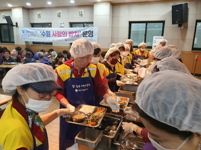 수원시자원봉사센터와 봉사단이 올해 상반기 권선구 고색동성당에서 취약계층 어르신을 대상으로 펼치고 있는 ‘사랑의 밥차’의 활동 모습.