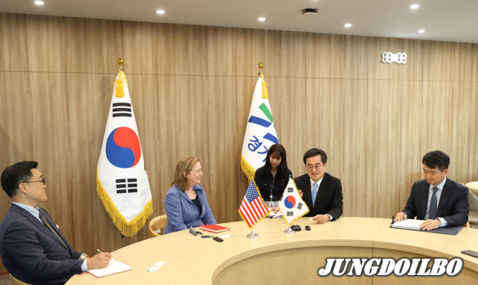 26일 오전 도청 집무실에서 김동연 지사와 미국 UL솔루션즈 회장 제니퍼 스캔론(Jennifer Scanlon)이 면담을 하고 있다.= 자료사진 경기도
