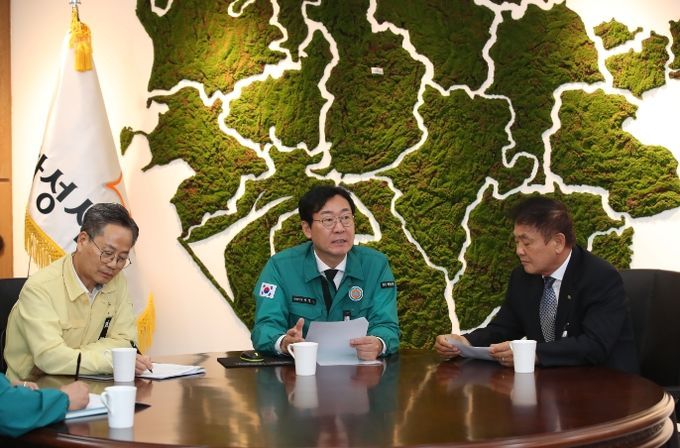  화성시 산업안전본부 설치(왼쪽부터 김광재 화성산업진흥원장, 정명근 화성시장, 안상교 화성상공회의소장)