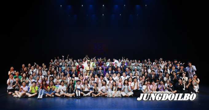 지난 28일 용인포은아트홀에서 제42회 대한민국연극제 용인의 개막행사가 열렸다. 사진은 이상일 용인특례시장을 비롯해 이날 개막식에 참여한 인원들의 모습.