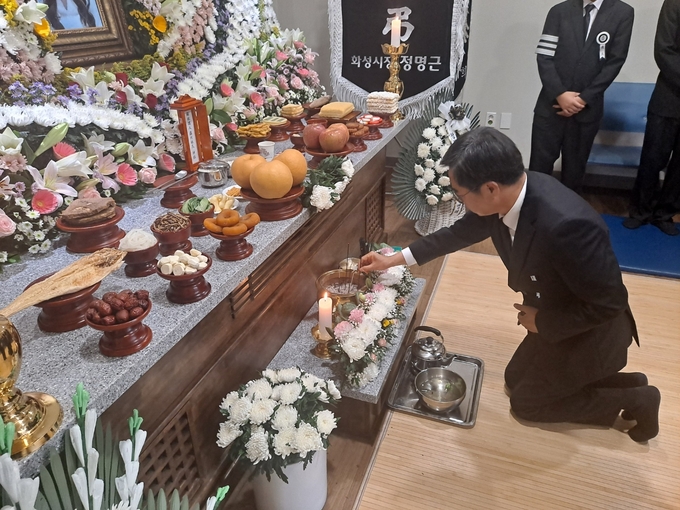 김동연 지사는 29일 오후 3시 화성 공장화재 사고 희생자 빈소를 찾아 조문하고 있다. 자료사진 경기도