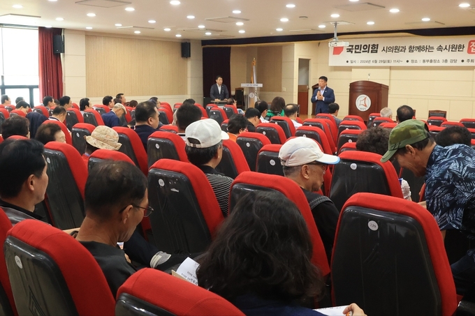 지난 달 29일 국민의힘 화성병 당원협의회가 '시의원과 함께하는 속시원한 민원의 날'을 진행했다. 이날 60건의 민원이 접수됐으며, 접수된 민원은 국민의힘 화성병 당원협의회를 통해 화성시에 정식으로 민원 접수해 처리과정을 민원 접수한 시민들과 공유할 예정이다. 