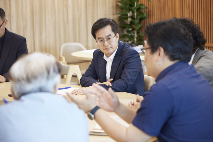 1일 도지사 집무실에서 진행된 ‘이주노동자 지원정책’ 마련을 위한 긴급회의 모습 