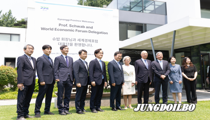 김동연 지사가 지난 6월 28일 도담소(옛 도지사공관)에서 클라우스 슈밥 세계경제포럼(WEF) 회장과 ‘4차산업혁명센터 설립에 관한 협력협약(CA.Collaboration Agreement) 체결 후 도 관계자들과 함께 기념 촬영을 하고 있다.. = 자료사진 경기도