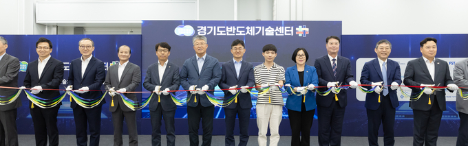 2일 차세대융합기술연구원에서 열린 ‘경기도반도체기술센터’ 개관식에서 김현곤 경제부지사와 차석원 융기원장 등 내빈들이 테이프 커팅을 하고 있다. = 자료사진 경기도