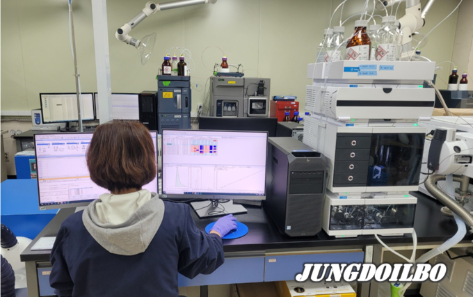 경기도북부동물위생시험소가 동물용의약품 잔류물질 및 미생물 시험분야 등 축산물 분야를 검사하고 있다 = 자료시잔 경기도