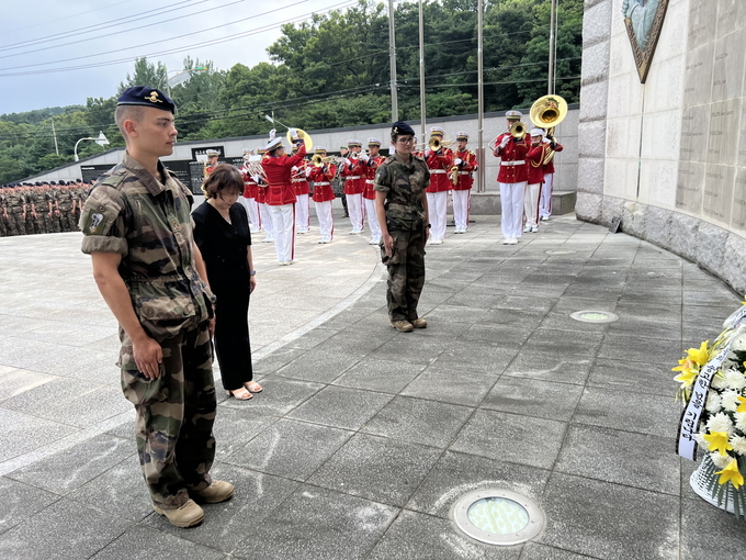 프랑스 생시르육군사관학교 생도들이 프랑스군 참전 기념비를 참배하고 있다.